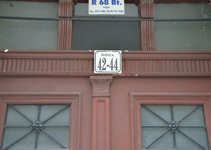 Petra's Tranquil Nest In Downtown Budapest