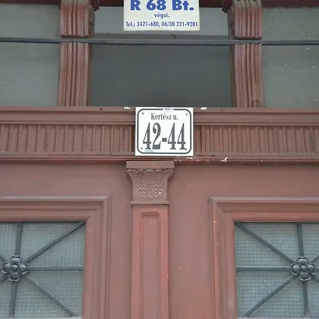 Petra's Tranquil Nest In Downtown Budapest